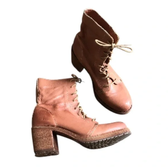 Frye Lace Up Tan Leather Boots women’s Sz 8 - Picture 1 of 14